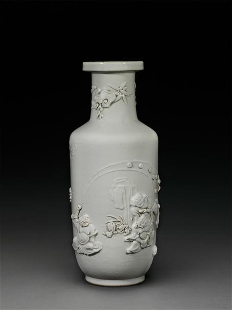 白釉凸花灵芝竹叶纹盘口瓶