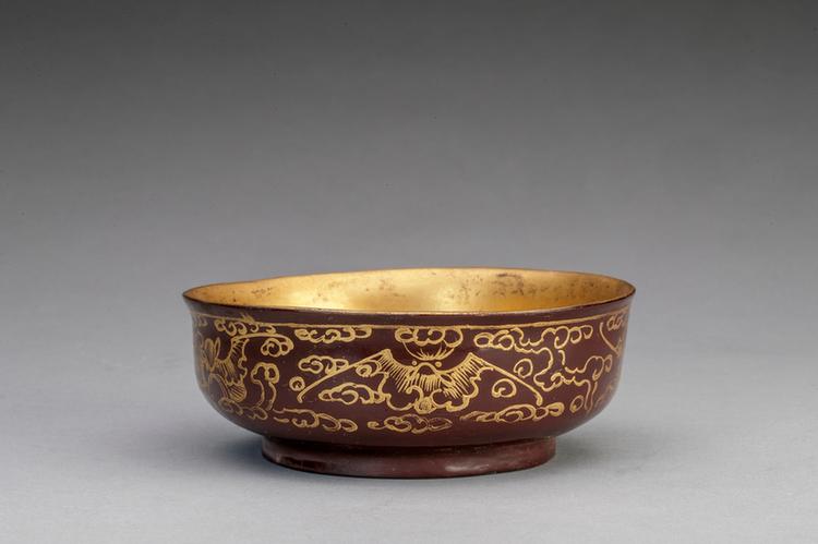 紫漆描金云蝠纹墩式碗