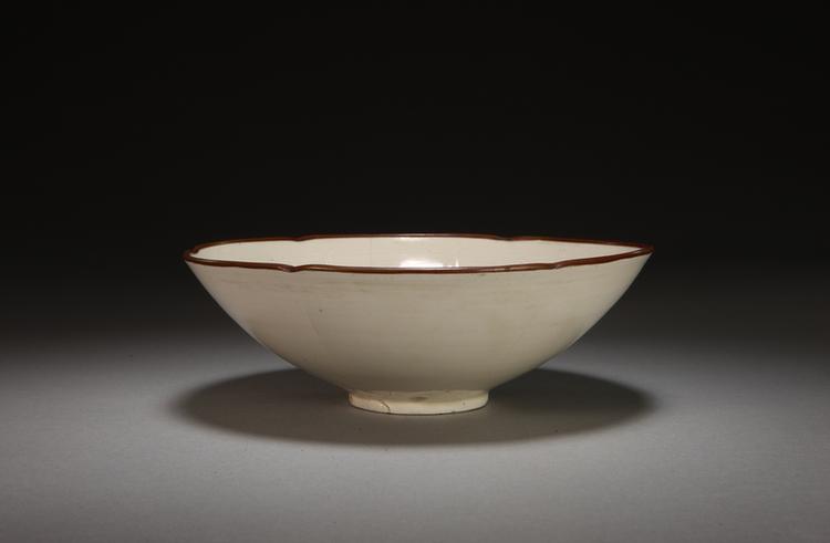 定窑划花缠枝莲纹葵瓣口碗