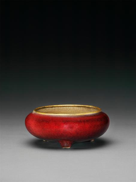 郎窑红釉乳足炉