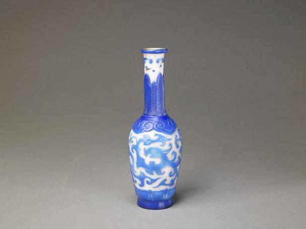 乾隆款白色地套蓝色玻璃蟠螭纹直口长颈瓶
