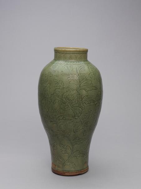 龙泉窑青釉刻花瓶