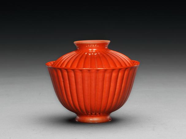 乾隆款仿朱漆菊瓣盖碗