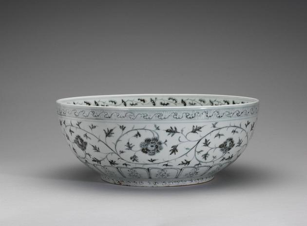 青花瓷缠枝牡丹纹大碗