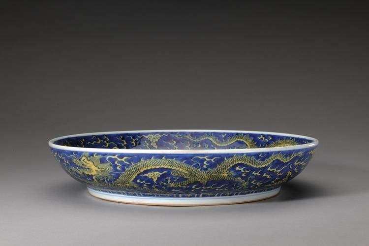 康熙款蓝地黄云龙纹大盘