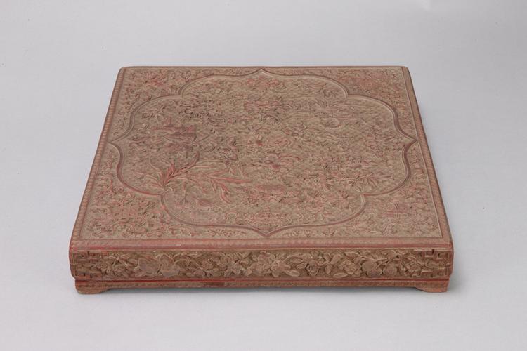 剔红花果纹方盒