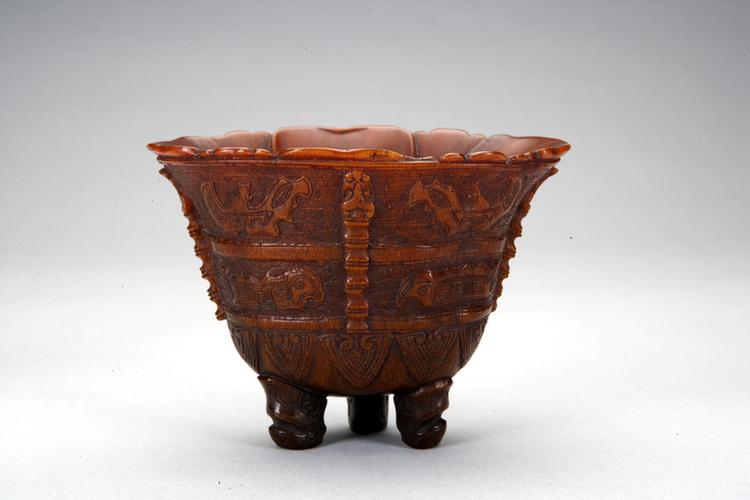 犀角雕夔纹三足杯