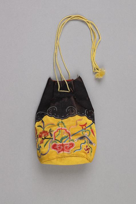 黄色缎锁绣万福花篮纹烟荷包