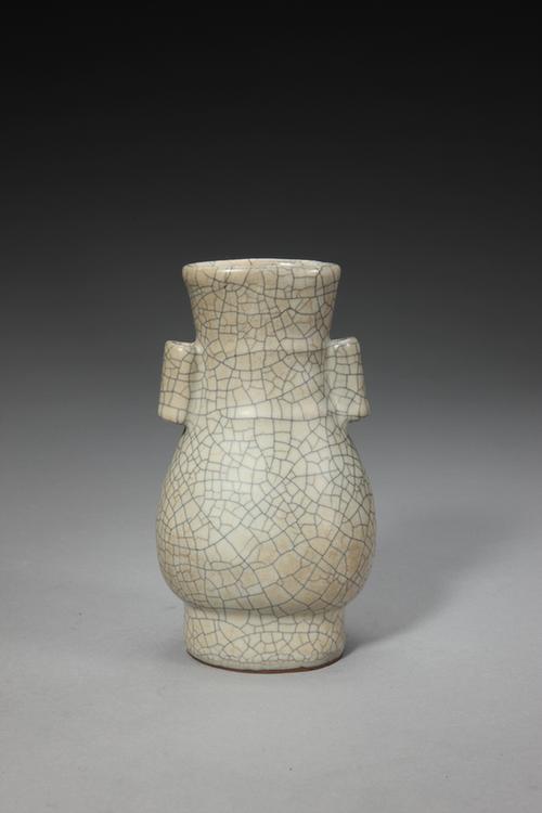 哥窑青釉贯耳瓶