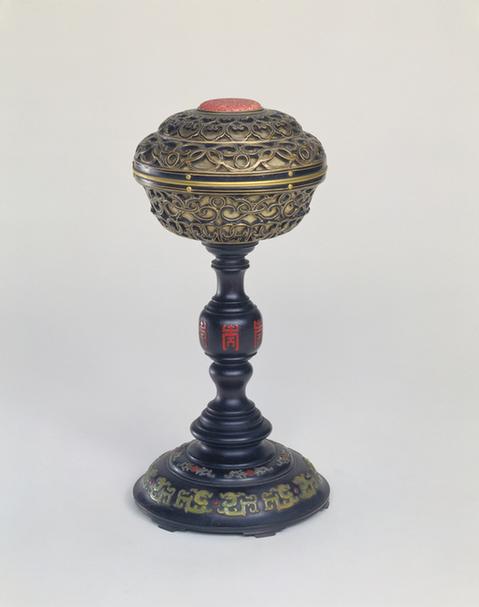 黑漆嵌螺钿寿字夔龙纹冠架