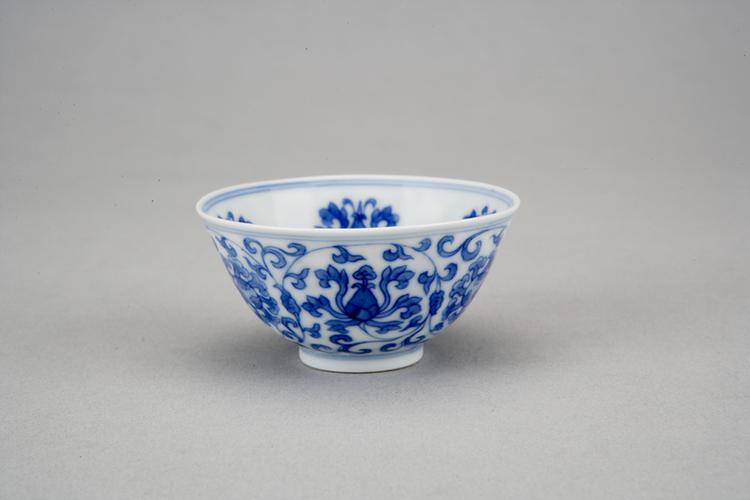 雍正款青花缠枝花纹杯