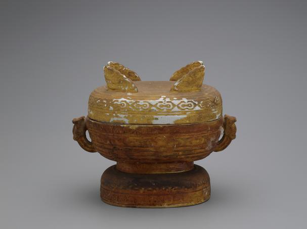 乾隆款白釉髹黄漆凸螭纹簋