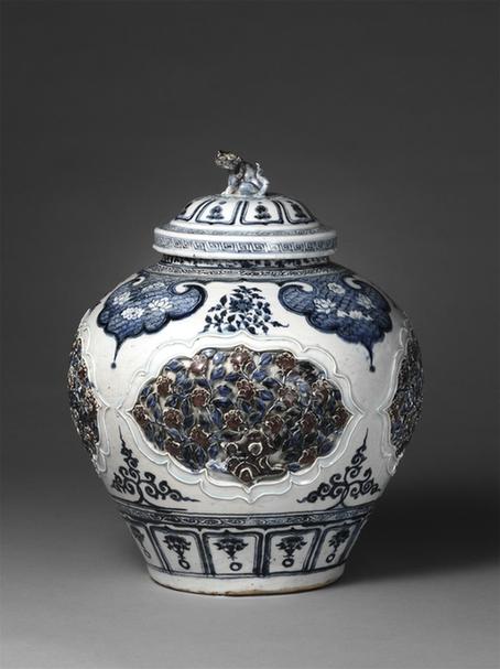 景德镇窑青花釉里红镂雕盖罐