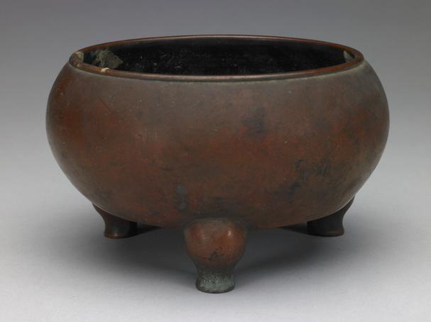 雍正款铜圆形三足炉