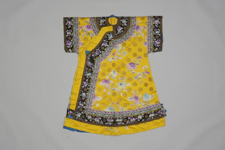 明黄色缎绣折枝菊花金团寿字纹衬衣拆片