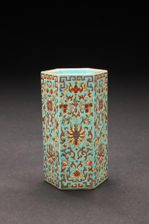 嘉庆款绿地粉彩缠枝莲纹六方笔筒