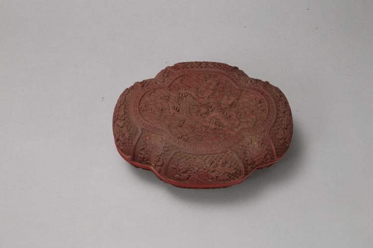 剔红海水龙珠纹开光花卉纹海棠式盒