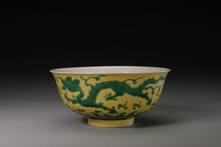 宣统款黄地绿彩云龙纹碗