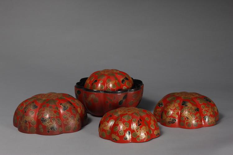 描金彩漆花蝶纹瓜式套盒