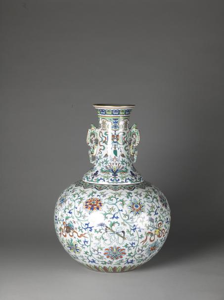 乾隆款斗彩螭耳大瓶