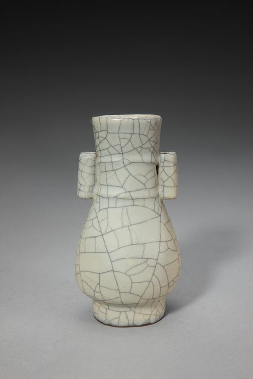 哥窑青釉贯耳瓶