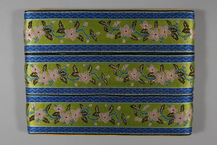 浅绿色缎地织金三蓝立水边时花纹绦