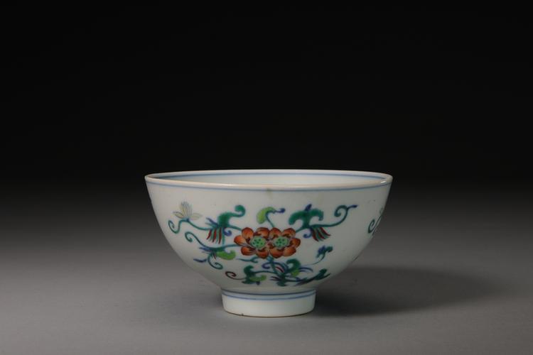 嘉庆款斗彩并蒂莲纹碗