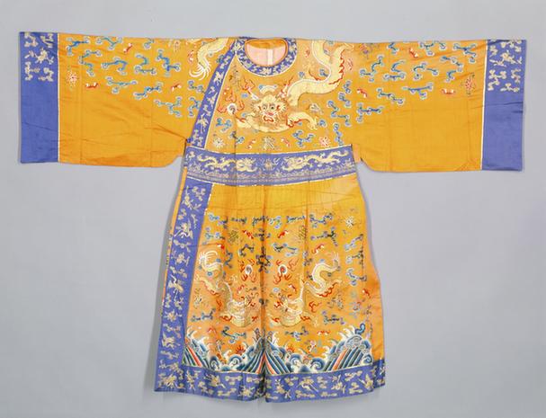 杏黄色缎绣彩云蝠暗八仙金龙纹铁勒衣