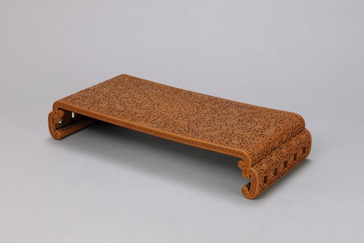 剔黄宝相花纹书卷式香几