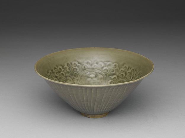 青瓷印花菊花碗