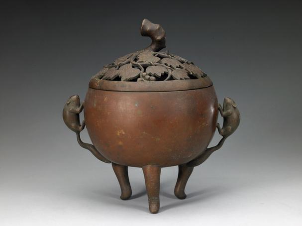 铜松鼠耳三足盖炉