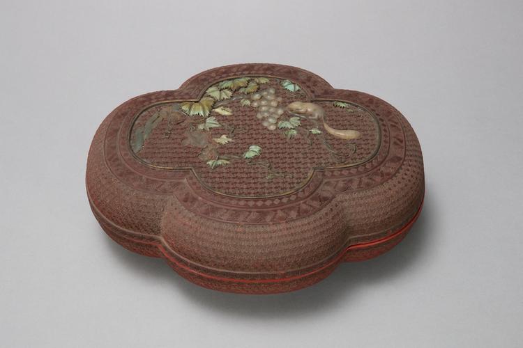 剔红锦纹嵌玉石松鼠葡萄纹海棠式盒