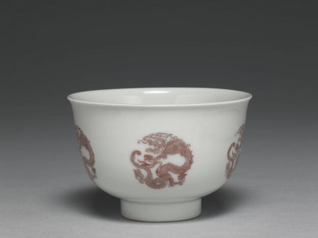 康熙 白地描红团龙纹盅-4