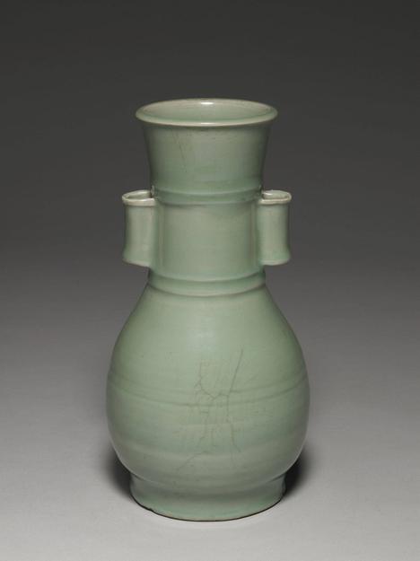 青瓷贯耳弦纹壶