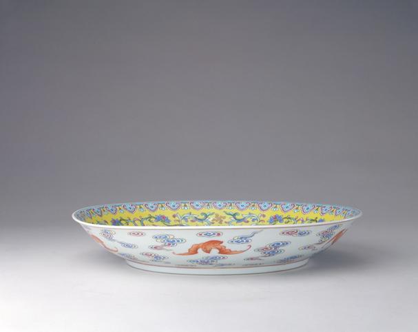 嘉庆款里黄地洋彩缠枝花外白地洋彩云蝠纹盘