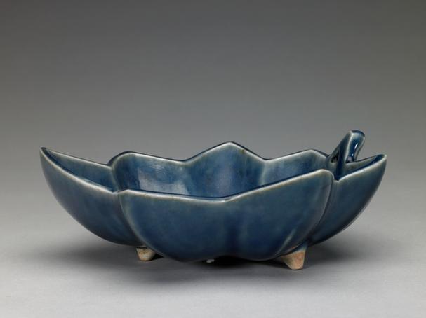 回青釉楸叶式洗