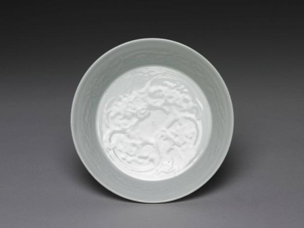 卵白釉印花番莲碗