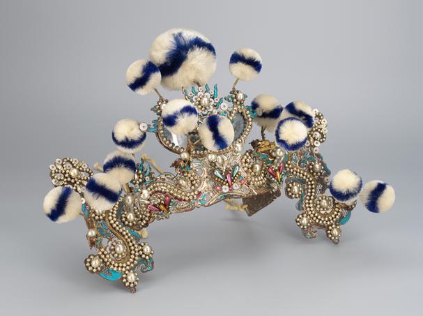 串玻璃珠龙蝶纹带蓝白绒球二龙箍