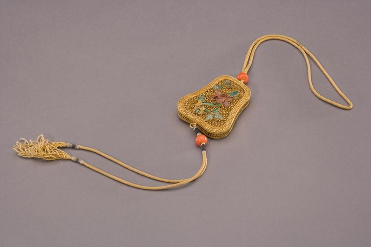 金镂花嵌松石翠片香囊