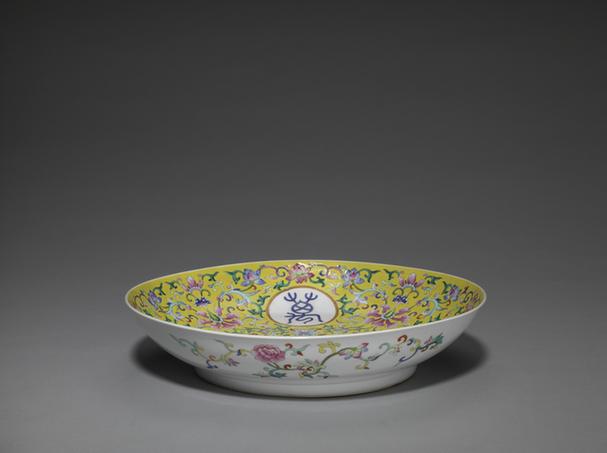 光绪款外白地里黄地粉彩描金结带“卍”字“万寿无疆”盘