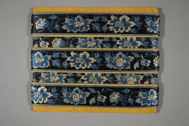 元青色缎地织金三蓝牡丹纹绦