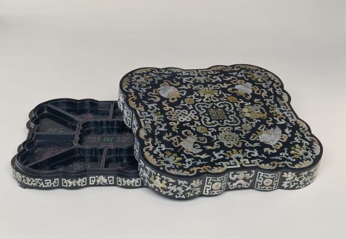 黑漆嵌螺钿双喜字缠枝莲八宝纹攒盒