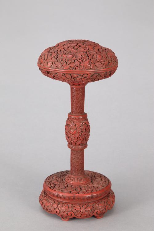 剔红芙蓉花纹冠架