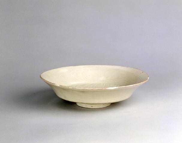 定窑白釉刻萱草纹折腰花口盘