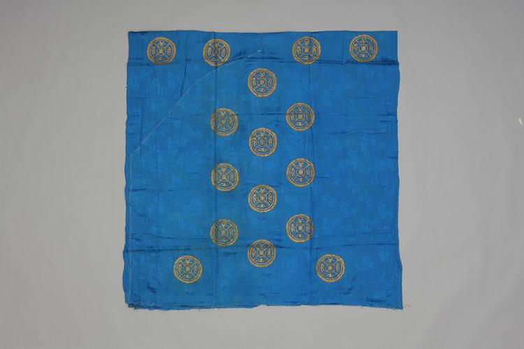 品月色绸平金绣万年富贵汉瓦纹袍料