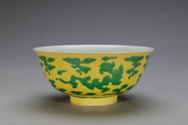 黄地朵云夔龙纹白里碗