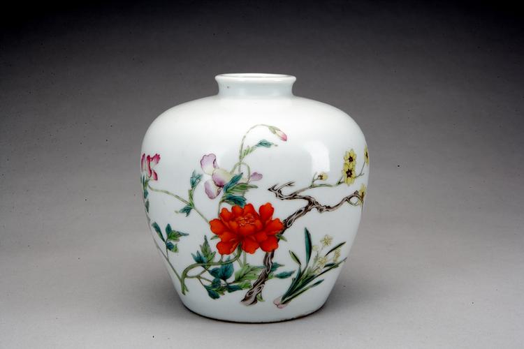 粉彩折枝花卉纹罐