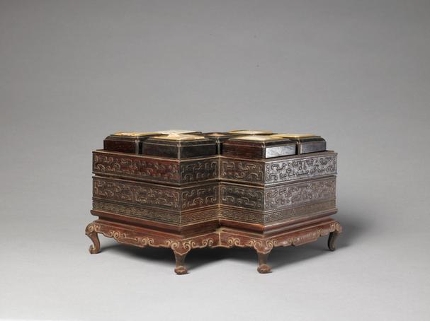 紫檀雕勾云纹嵌瓷方胜式子母盒