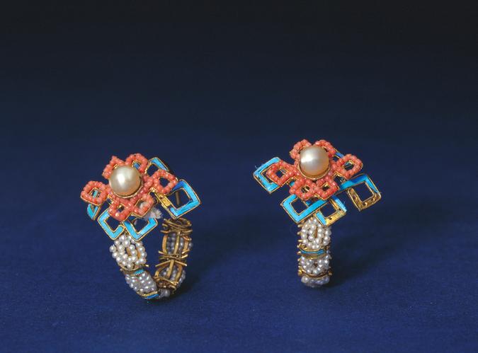 金嵌珠宝点翠盘长式耳环