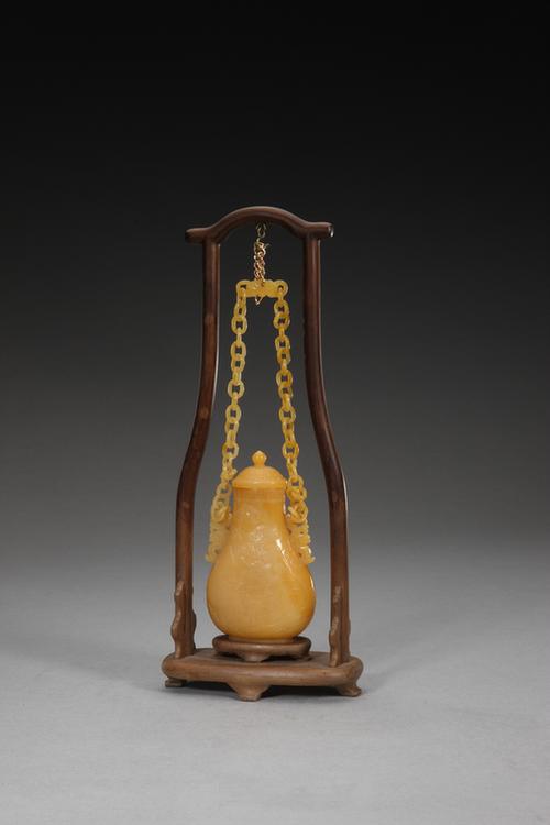 玛瑙带盖提梁卣